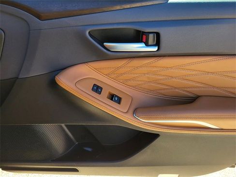 Used 2020 Toyota Avalon Limited image 6