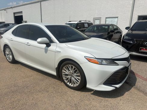 Used 2020 Toyota Camry XLE FWD image 2