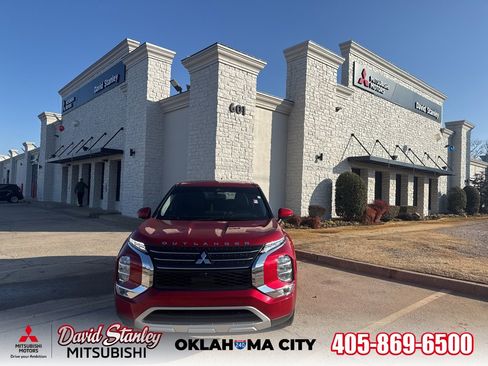 Used 2024 Mitsubishi Outlander SE image 1