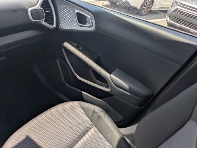Used 2025 Kia Soul LX w/ LX Technology Package FWD image 16