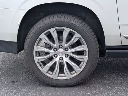 Used 2022 GMC Yukon XL Denali w/ Denali Premium Package AWD/4WD image 9