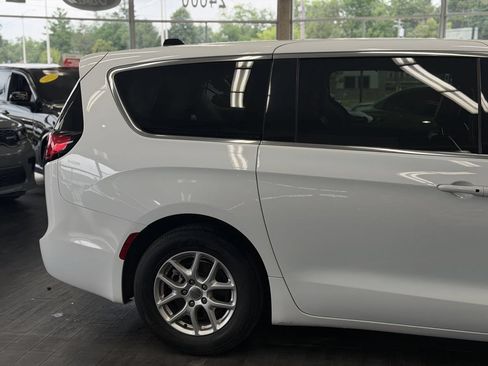 Used 2023 Chrysler Pacifica Touring-L FWD image 6