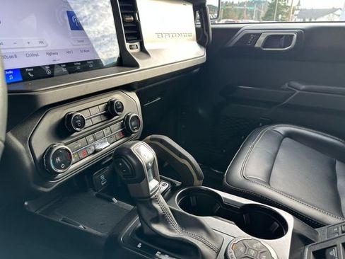 Used 2025 Ford Bronco Badlands image 17