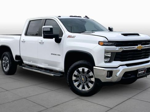 Used 2024 Chevrolet Silverado 2500 LT AWD/4WD image 3