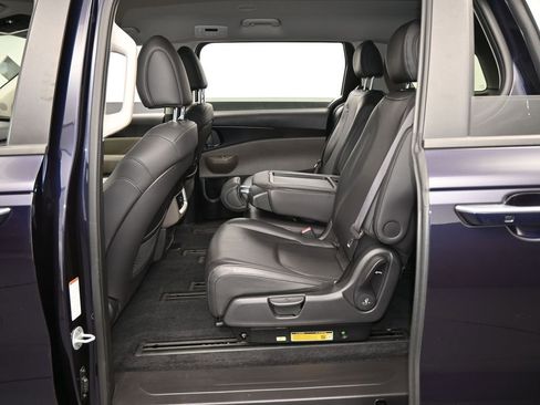 Used 2025 Kia Carnival image 35