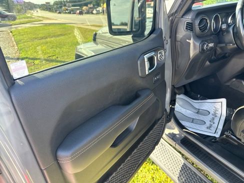 Used 2022 Jeep Wrangler Unlimited Sahara AWD/4WD image 13