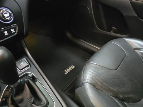 Used 2019 Jeep Cherokee Limited FWD image 18