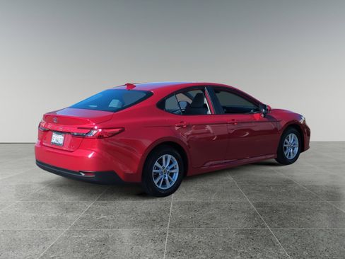 Used 2025 Toyota Camry LE image 5
