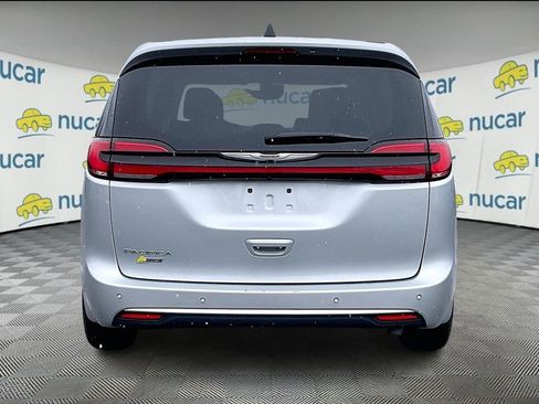 Used 2024 Chrysler Pacifica Touring-L image 5