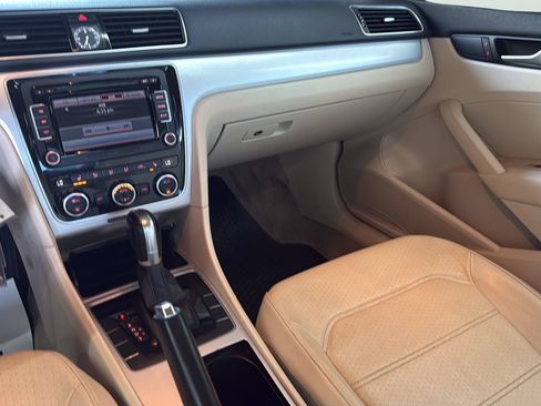 Used 2012 Volkswagen Passat TDI SE FWD image 17