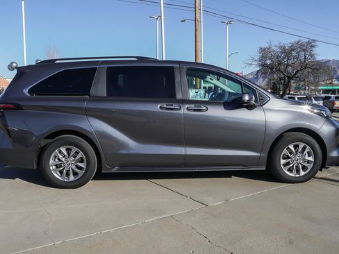 Used 2025 Toyota Sienna XLE image 9