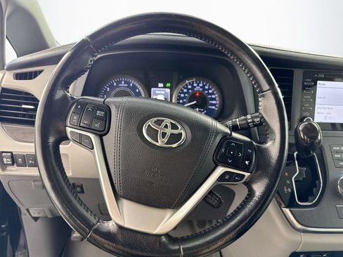 Used 2018 Toyota Sienna XLE Premium w/ Outdoor Package AWD/4WD image 10
