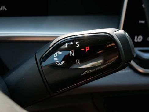 Certified 2025 Volkswagen Tiguan SE AWD/4WD image 24