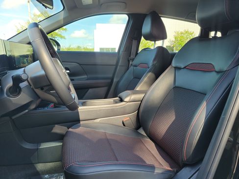Certified 2025 Nissan Kicks SR FWD image 13