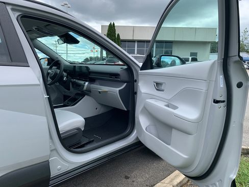 Used 2026 Hyundai Kona SEL Premium image 28