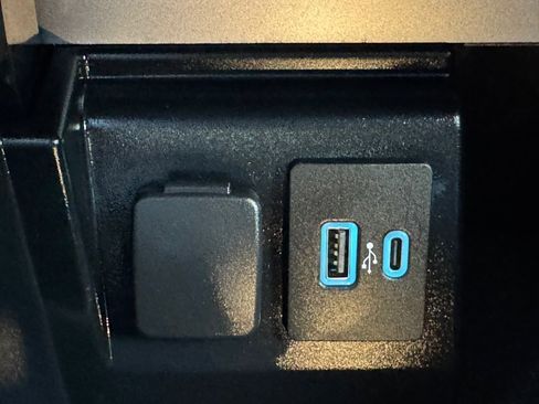 Used 2021 Ford Explorer XLT image 28