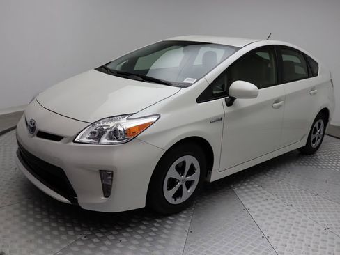 Certified 2015 Toyota Prius Five image 1