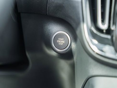 Certified 2023 Volvo XC40 B5 Ultimate w/ Protection Package Premier image 25