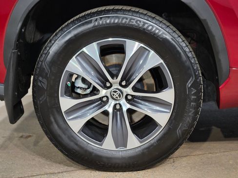 Certified 2024 Toyota Highlander XLE FWD image 17