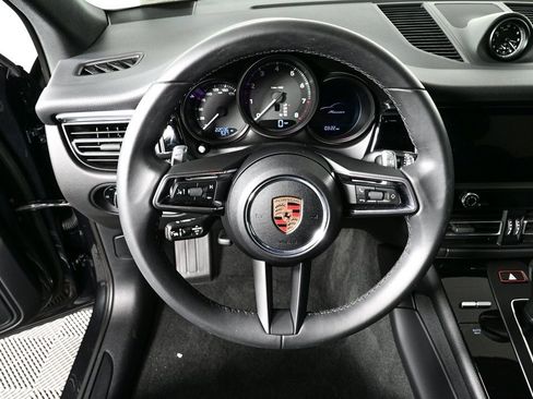 Certified 2025 Porsche Macan image 9