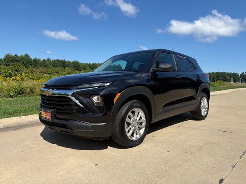 Used 2025 Chevrolet TrailBlazer LS w/ LS Convenience Package AWD/4WD image 1
