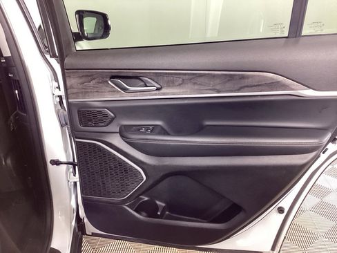 Used 2022 Jeep Grand Cherokee L Limited w/ Trailer Tow Group (B) image 11