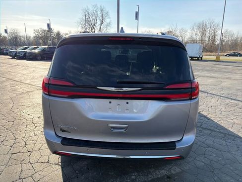 Used 2021 Chrysler Pacifica Touring-L image 6