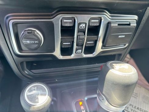 Used 2022 Jeep Wrangler Unlimited Sahara w/ Cold Weather Group AWD/4WD image 25
