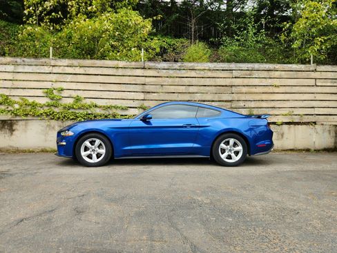 Used 2018 Ford Mustang Coupe RWD image 5