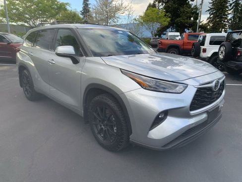 Used 2022 Toyota Highlander LE image 5