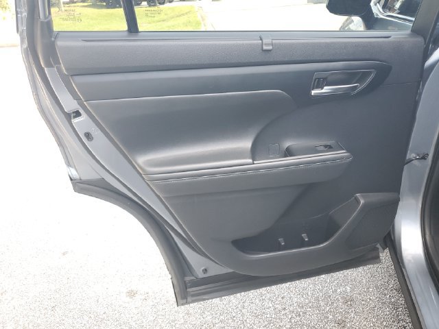 Used 2020 Toyota Highlander XLE FWD image 37