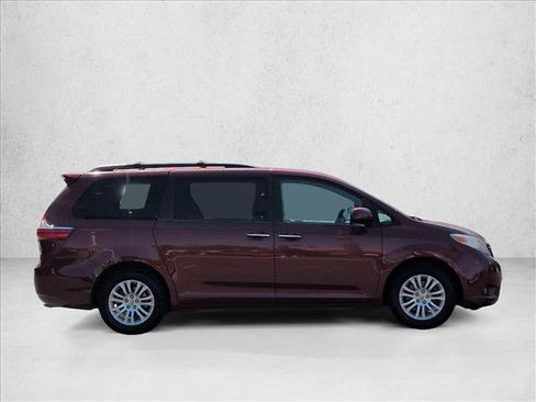 Used 2015 Toyota Sienna XLE w/ XLE Navigation Package image 4