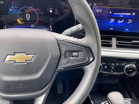 Used 2025 Chevrolet Trax LT FWD image 19
