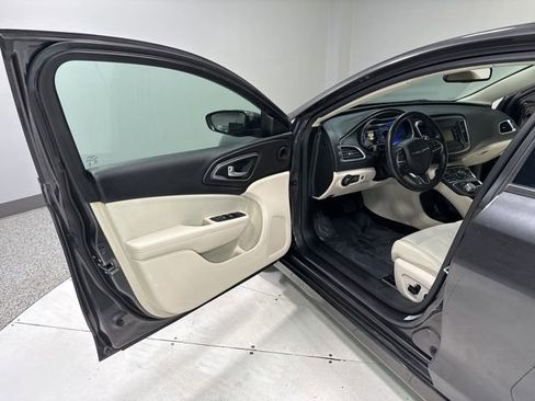 Used 2016 Chrysler 200 Limited w/ Convenience Group image 6