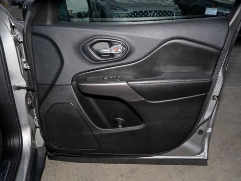 Used 2019 Jeep Cherokee Limited w/ Luxury Group image 13