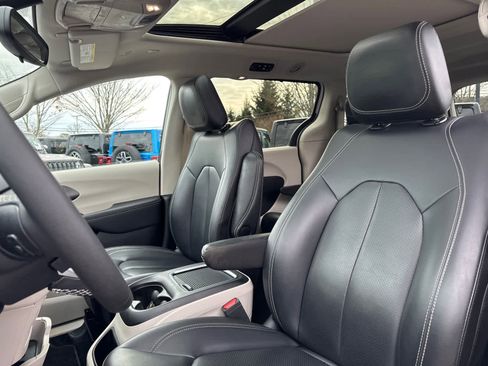 Used 2023 Chrysler Pacifica Touring-L image 13