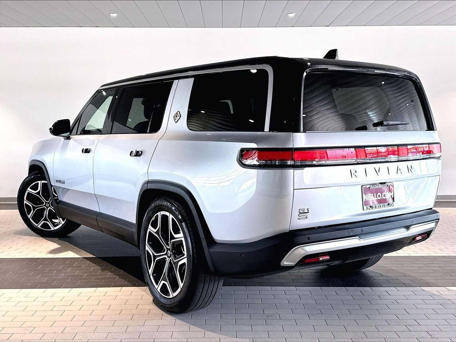 Used 2025 Rivian R1S Adventure Dual AWD/4WD image 3