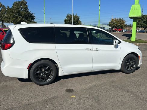 Used 2018 Chrysler Pacifica Touring Plus w/ S Appearance Package image 3