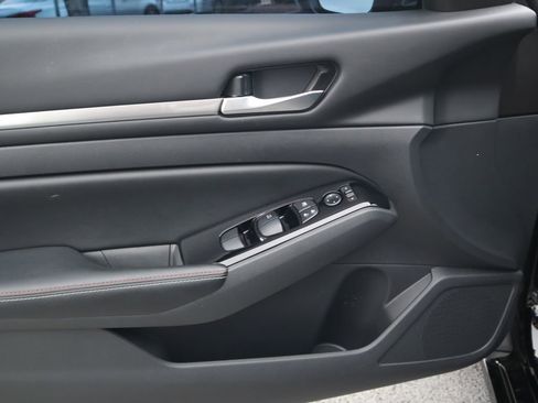 Used 2024 Nissan Altima 2.5 SR w/ SR Premium Package image 18