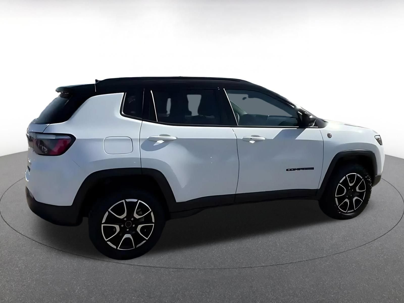 Used 2025 Jeep Compass Trailhawk AWD/4WD image 14