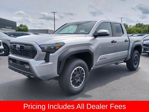 Used 2025 Toyota Tacoma TRD Off-Road AWD/4WD image 7