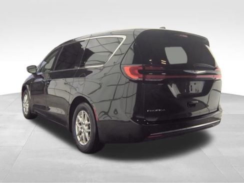 Used 2023 Chrysler Pacifica Touring-L image 5