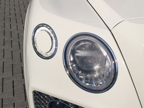 Used 2019 Bentley Bentayga image 11