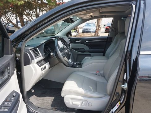 Used 2015 Toyota Highlander Limited w/ Driver Technology Package FWD image 2