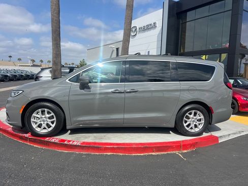 Used 2022 Chrysler Pacifica Touring-L FWD image 2