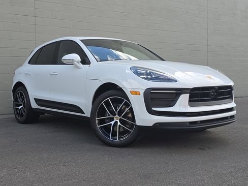 Certified 2025 Porsche Macan image 7