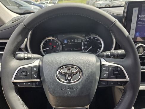 Used 2024 Toyota Highlander XLE FWD image 24