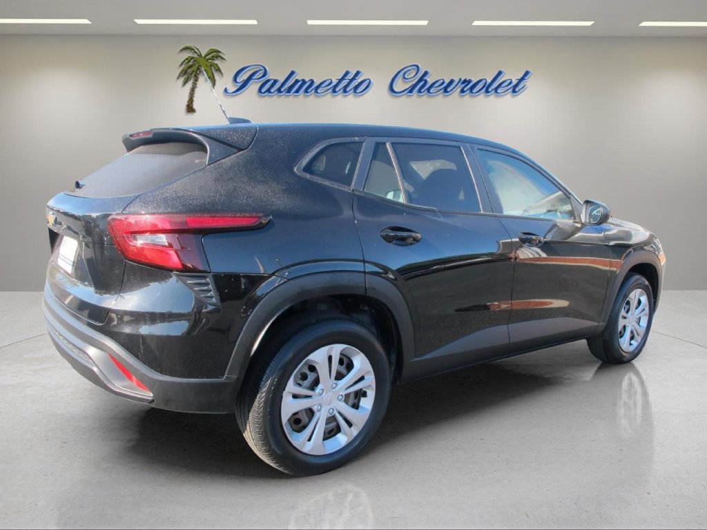 Used 2024 Chevrolet Trax LS w/ Driver Confidence Package FWD image 3