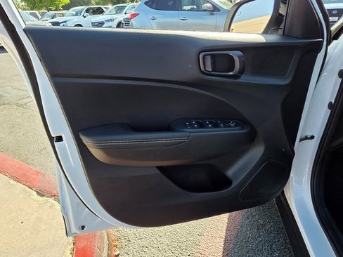 New 2025 Hyundai Venue Limited image 21