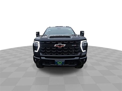 Used 2025 Chevrolet Silverado 2500 ZR2 w/ Technology Package image 3